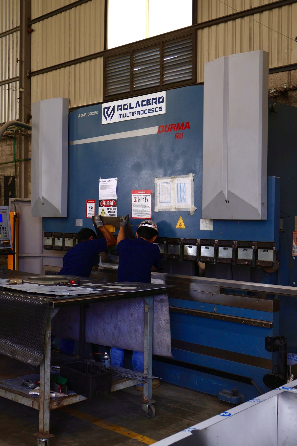 Equipo de Rolacero Multiprocesos doblando lámina en dobladora CNC Durma