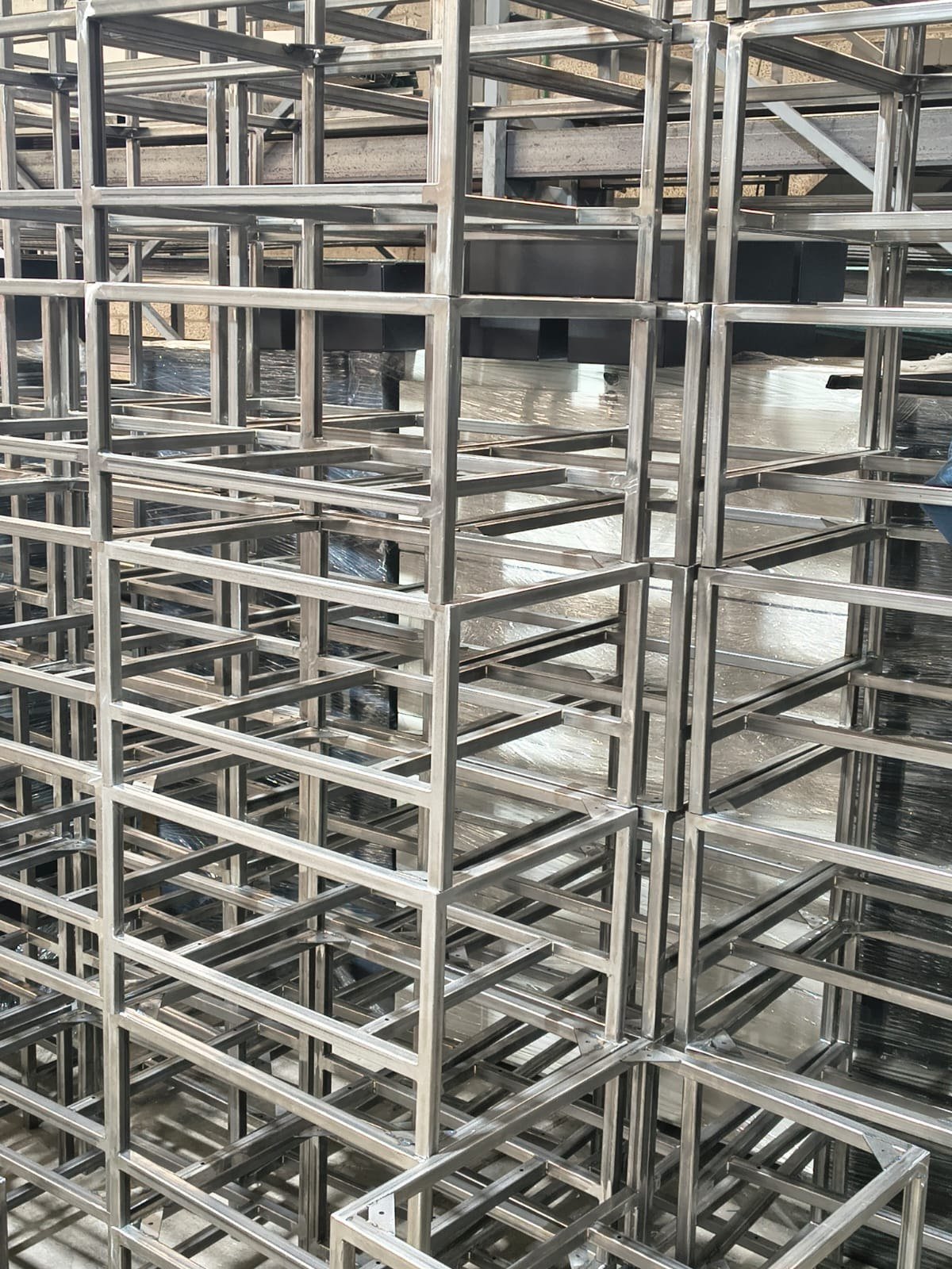 Anaqueles metálicos apilados, listos para entrega
