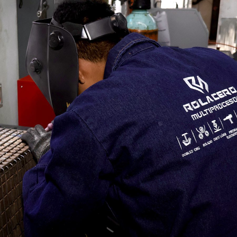 Técnico de Rolacero Multiprocesos con uniforme de marca, listo para soldar