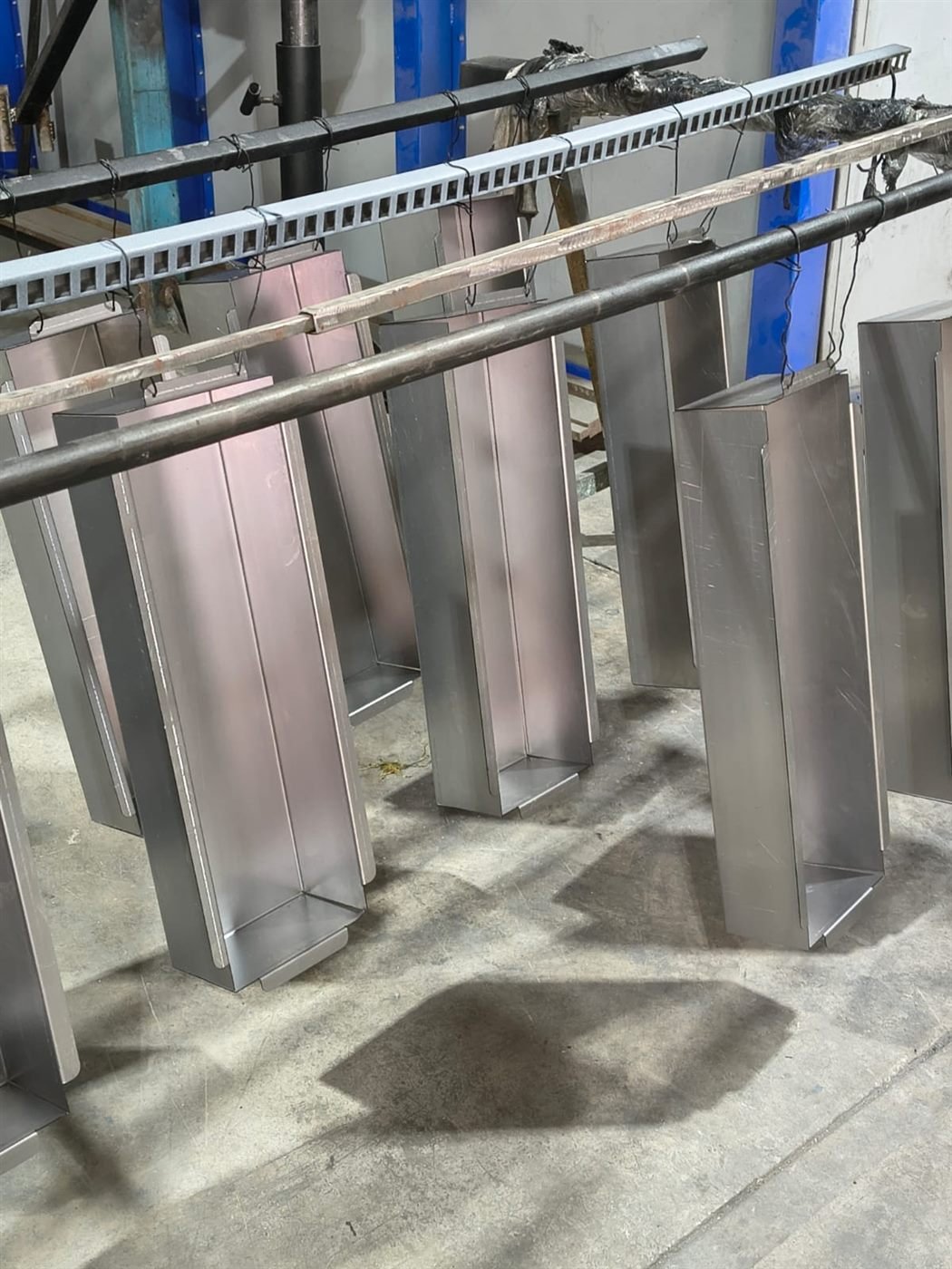 Ductos de acero inoxidable recién pintados, colgados en cabina