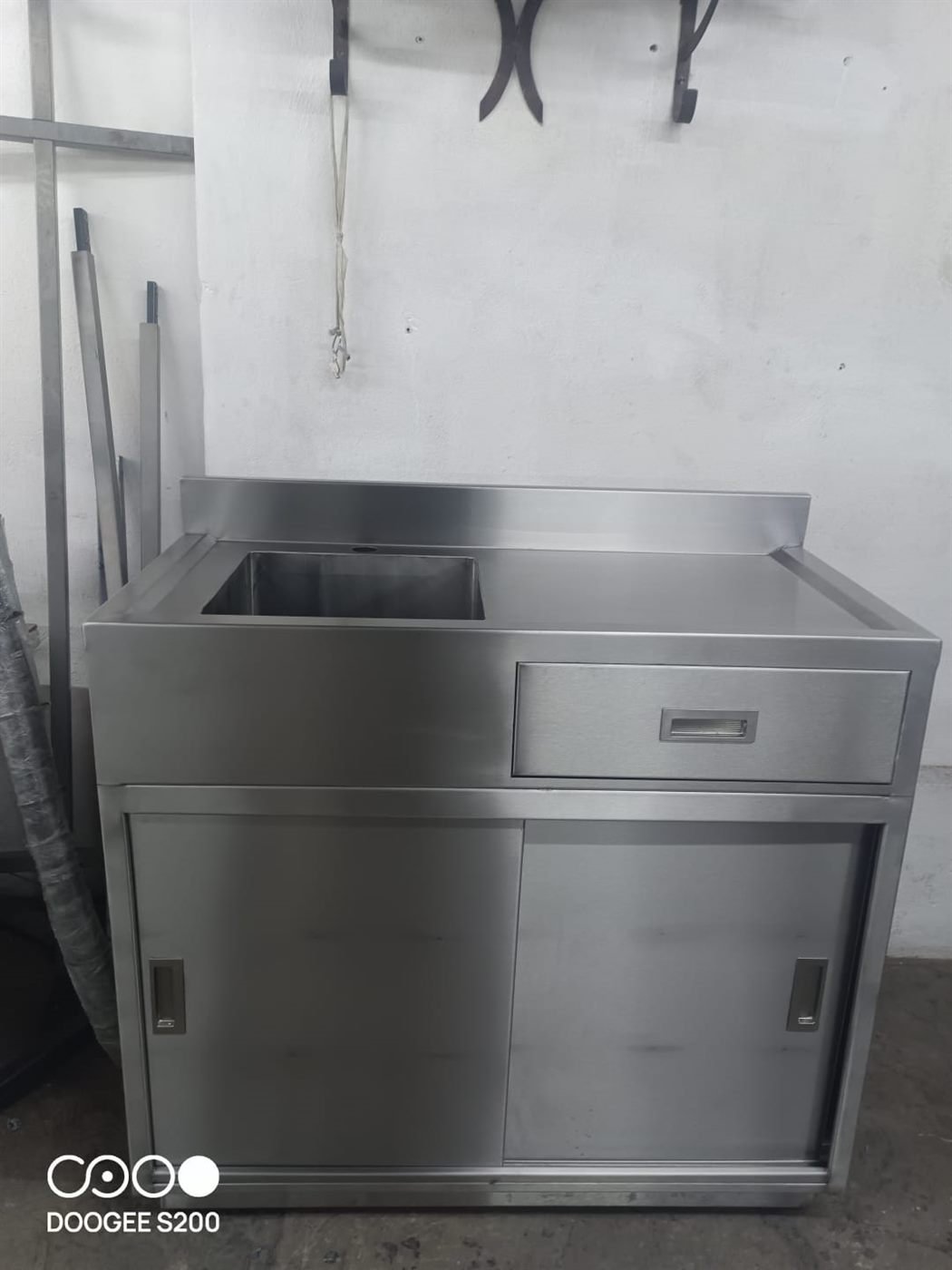 Camioneta cargada con productos metálicos listos para entrega