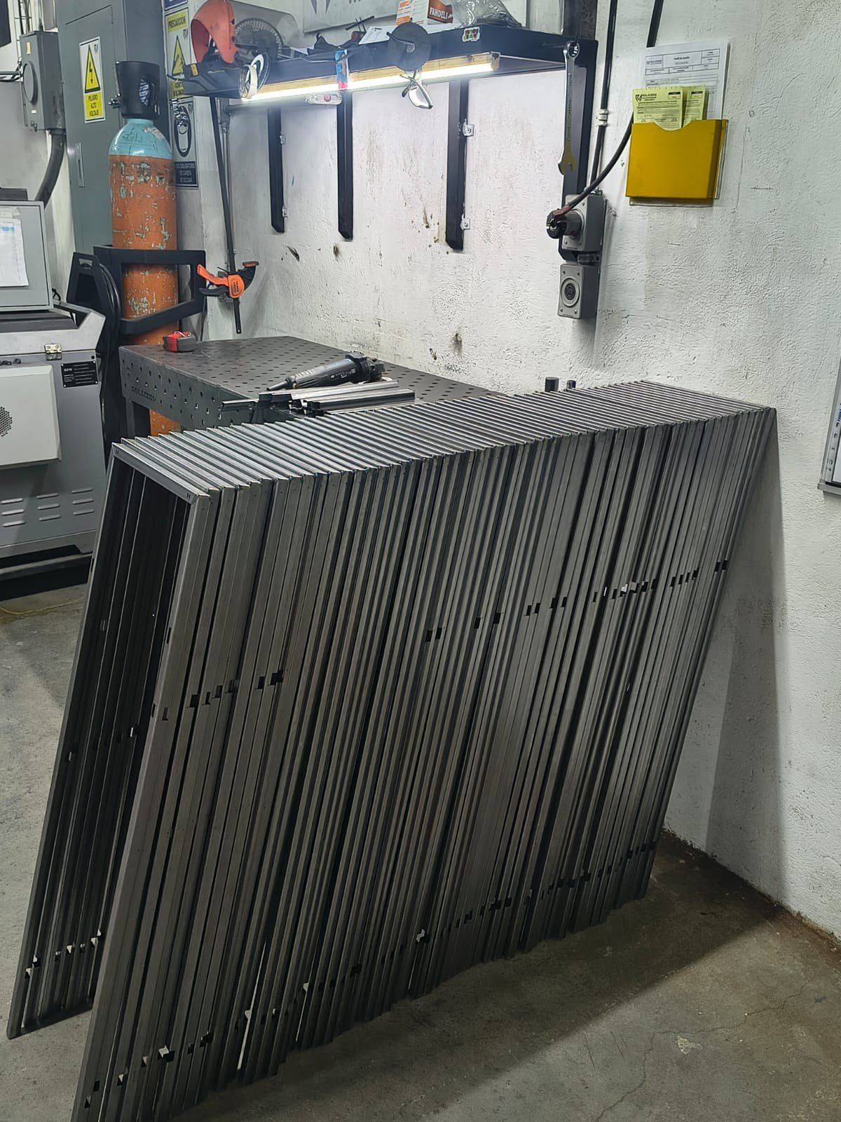 Paneles metálicos apilados, listos para entrega