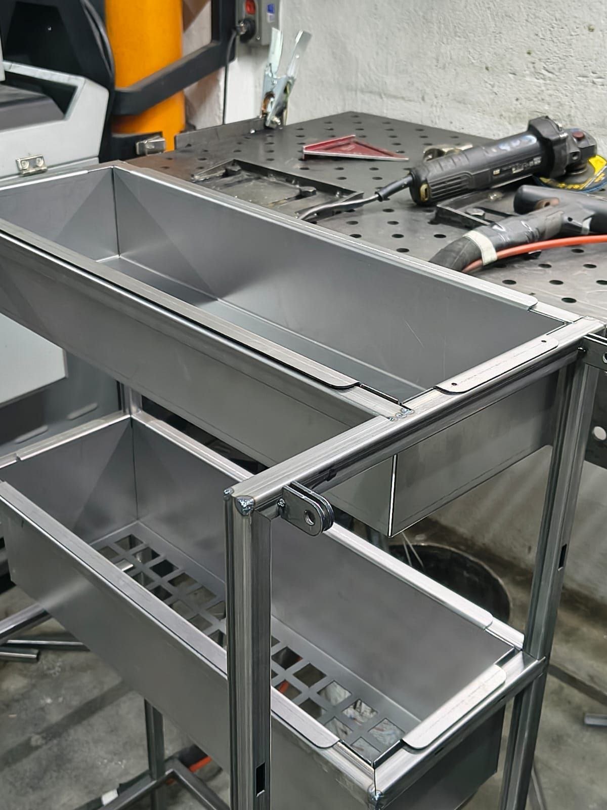 Mueble metálico de acero inoxidable terminado